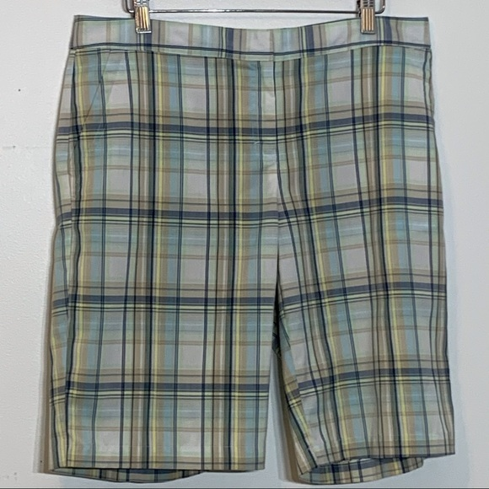 EUC Izod PerformX lightweight plaid‎ golf shorts